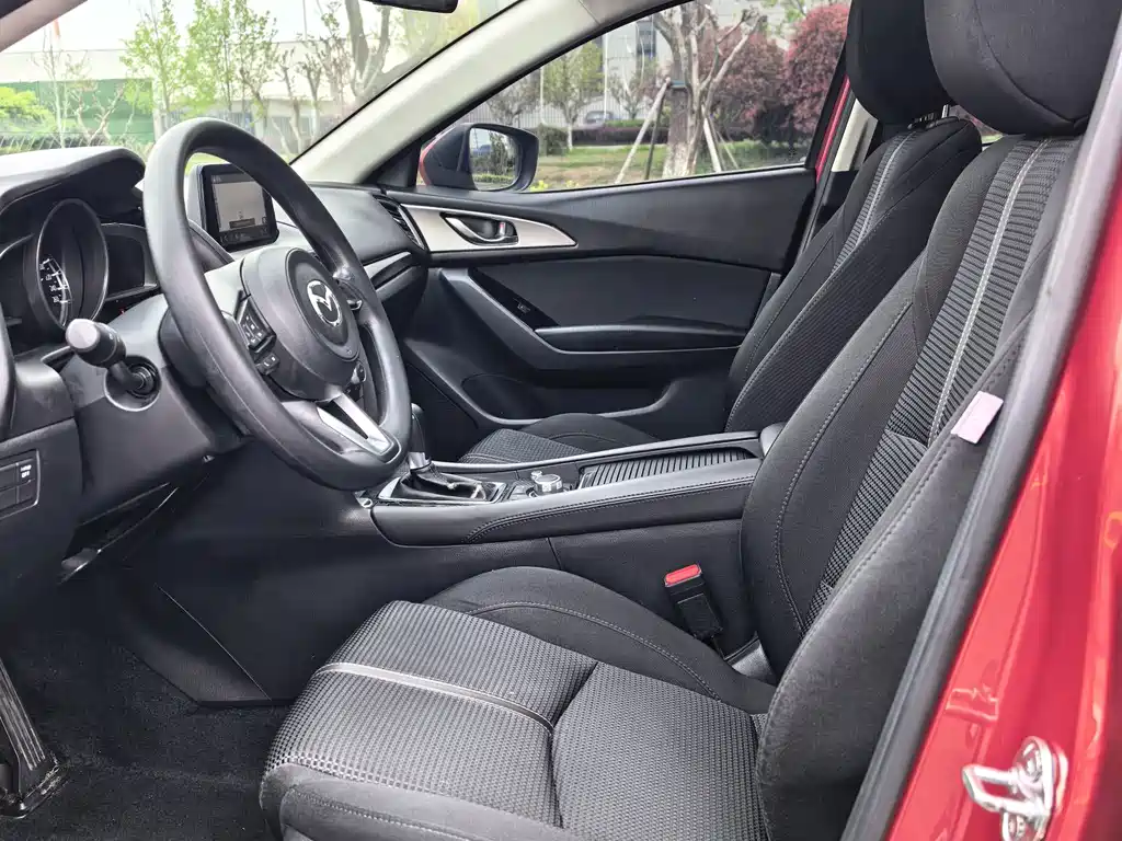 Mazda Mazda3 3 2017 1.5L AT Luxury V
