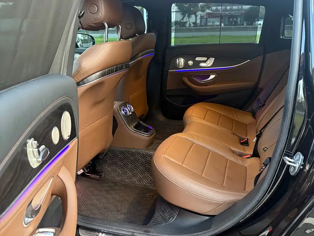 Mercedes-Benz E-Class — миниатюра 8