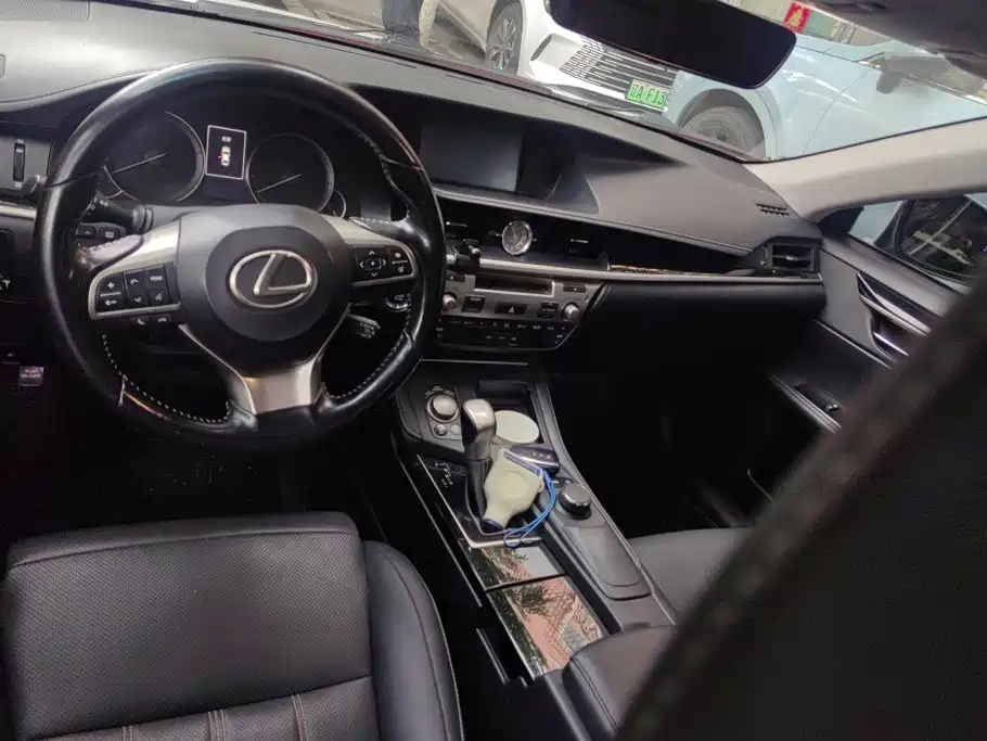 Lexus ES — миниатюра 12