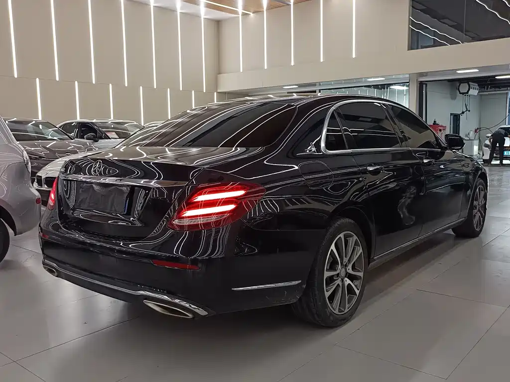 Mercedes-Benz E-Class — миниатюра 7