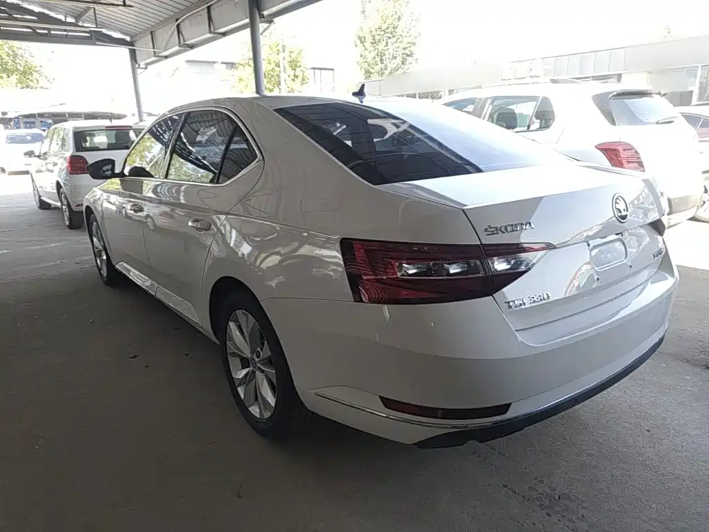 Skoda Superb — миниатюра 5