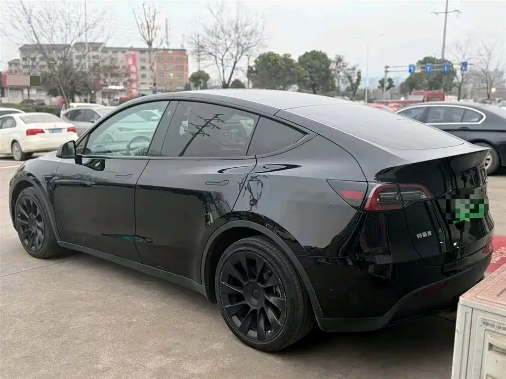 TESLA MODEL Y