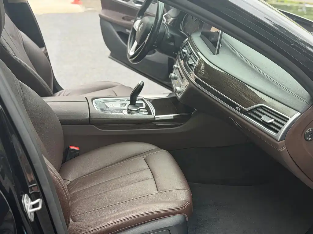 BMW 7 Series — миниатюра 10