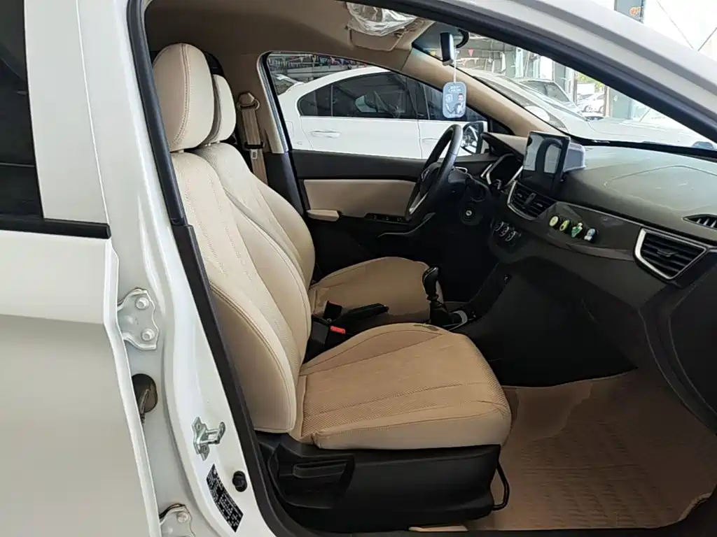 Baojun 310W — миниатюра 25