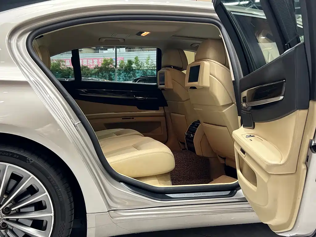 BMW 7 Series — миниатюра 26
