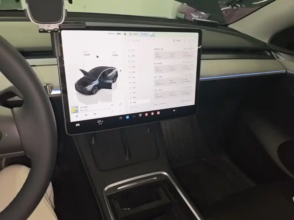 Tesla Model Y — миниатюра 13