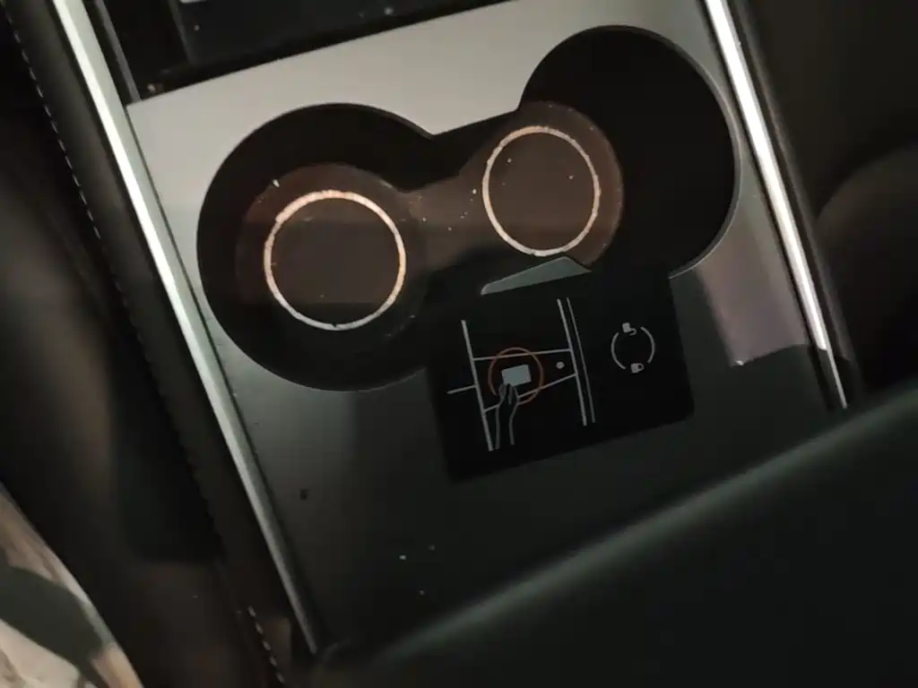 Tesla Model Y — миниатюра 9