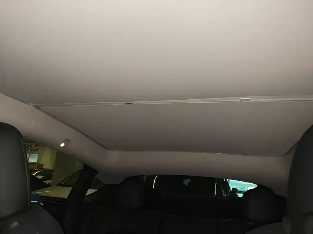Tesla Model Y — миниатюра 18