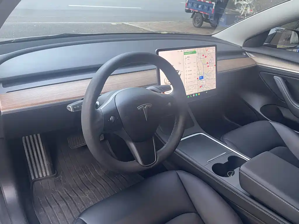 Tesla Model 3 — миниатюра 21