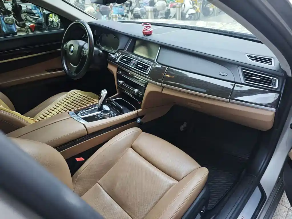 BMW 7 Series — миниатюра 8