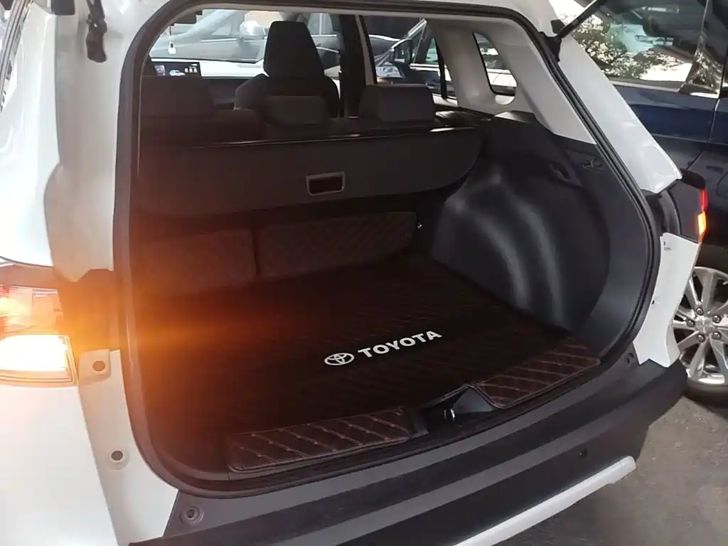 Toyota Corolla Cross — миниатюра 19
