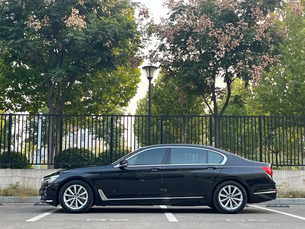 BMW 7 Series — миниатюра 3