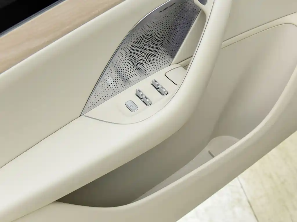 AITO WISDOM WORLD R7