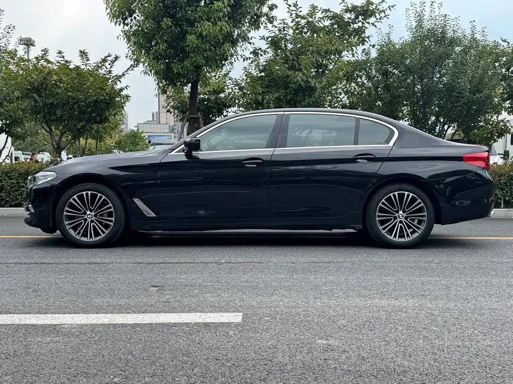 BMW 5 Series — миниатюра 7