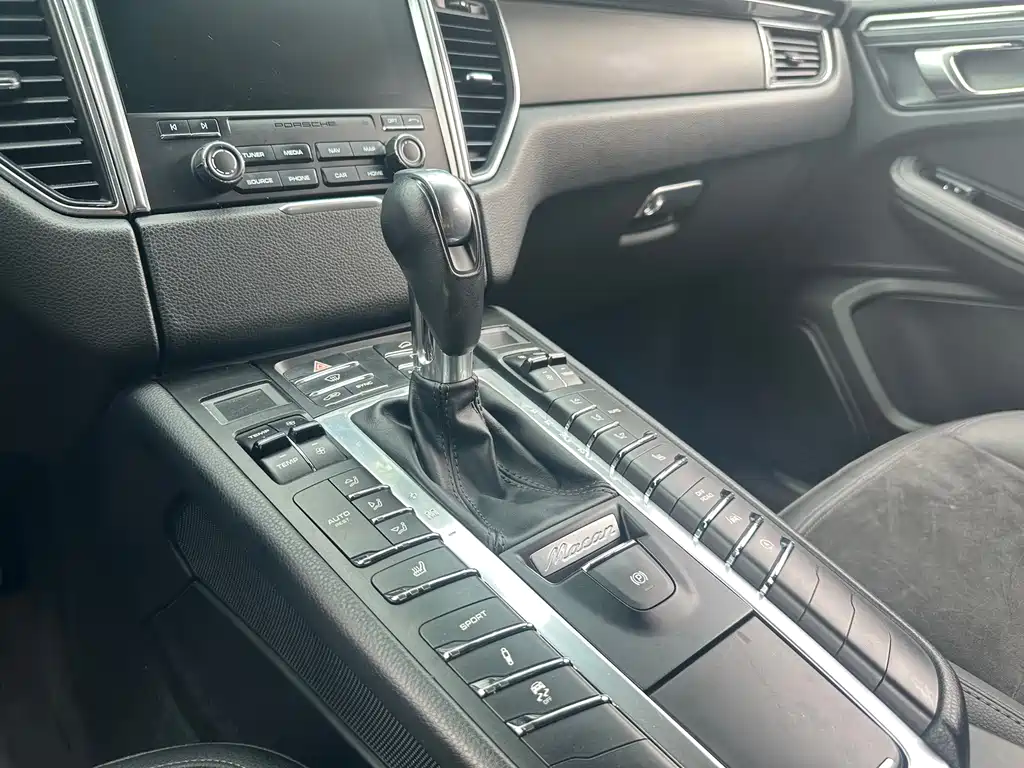 Porsche Macan — миниатюра 9