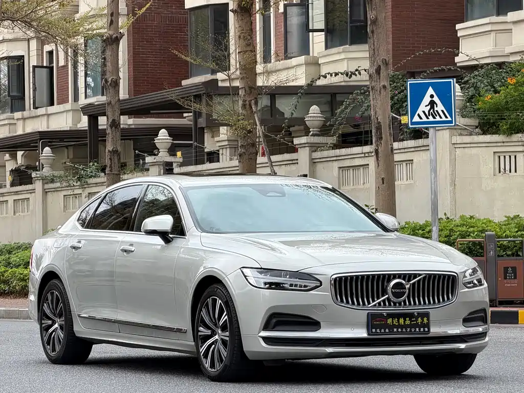 VOLVO S90