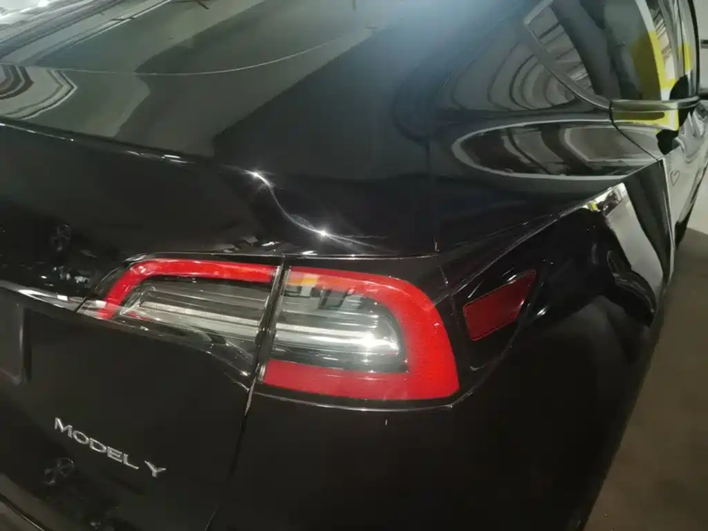 Tesla Model Y — миниатюра 8