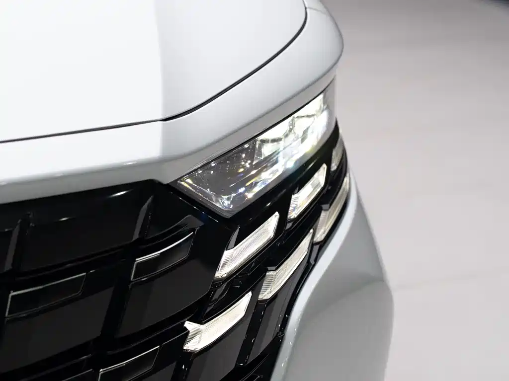 Toyota Alphard — миниатюра 7