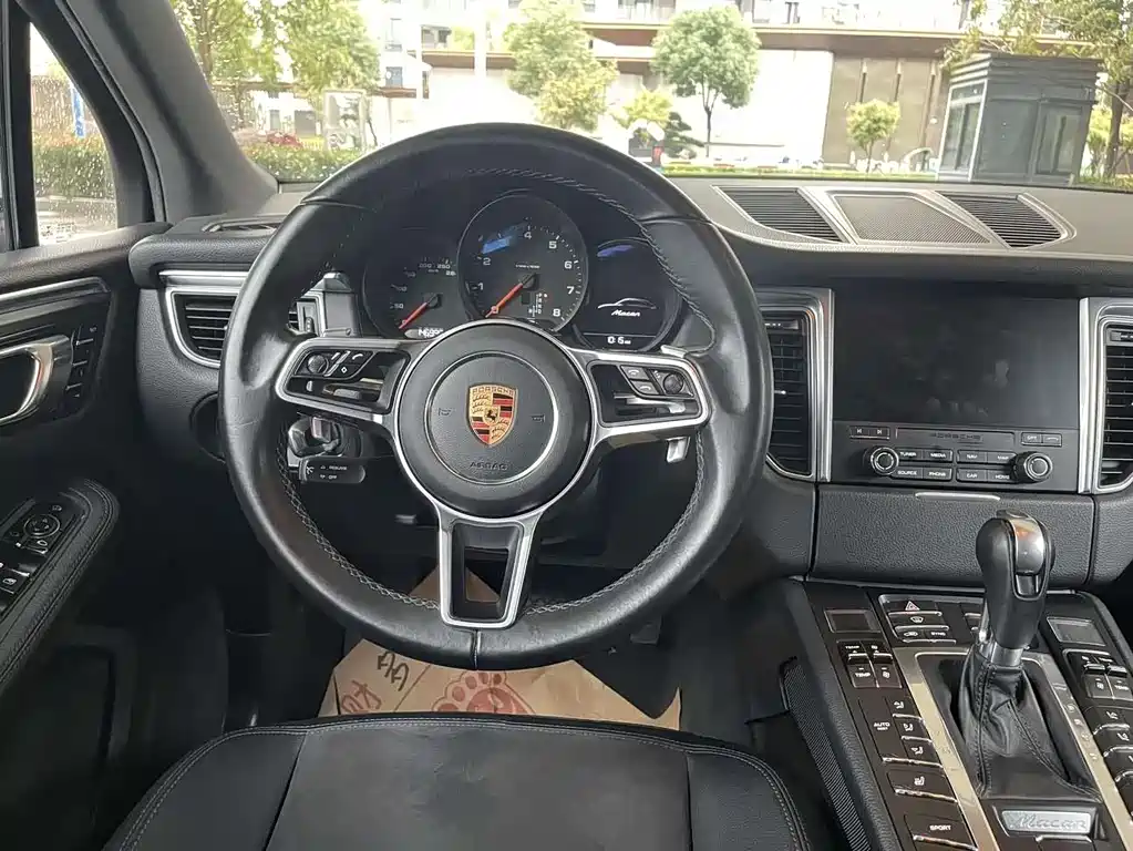 PORSCHE MACAN