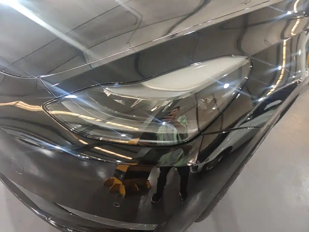 Tesla Model Y — миниатюра 24