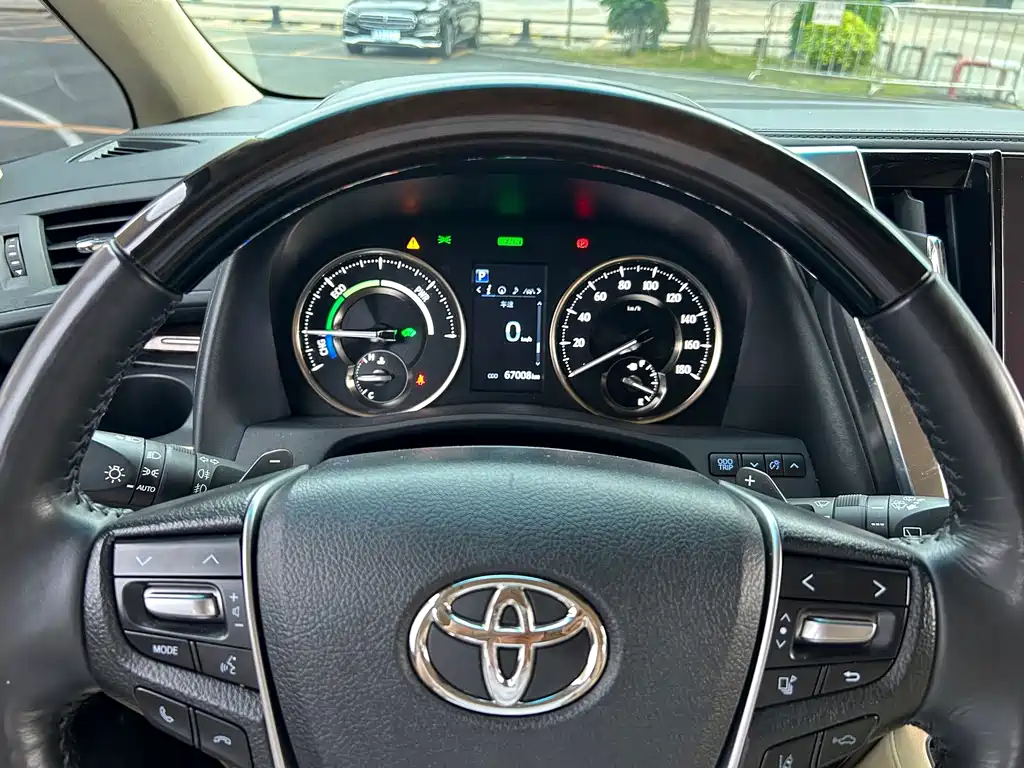 Toyota Alphard — миниатюра 25
