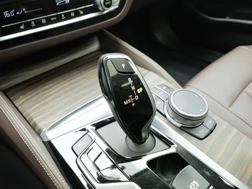 BMW 5 Series New Energy — миниатюра 13
