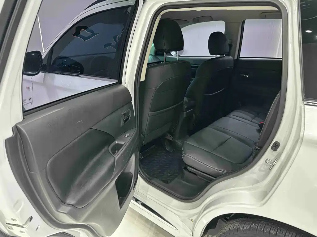 Mitsubishi Outlander — миниатюра 16