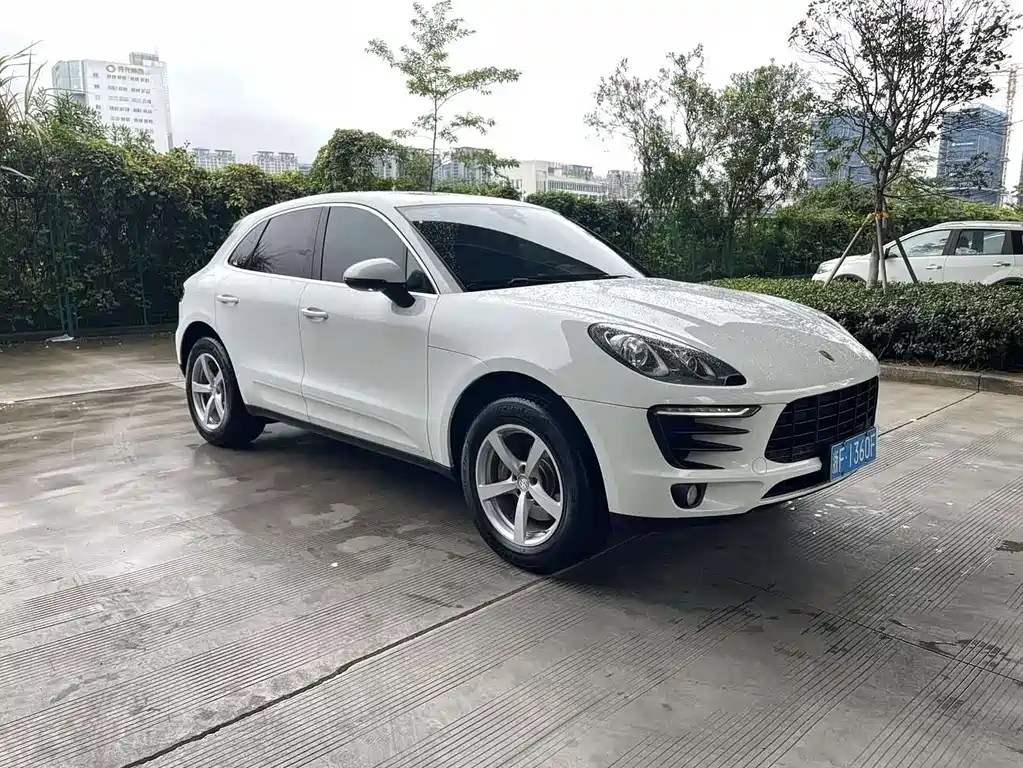 PORSCHE MACAN