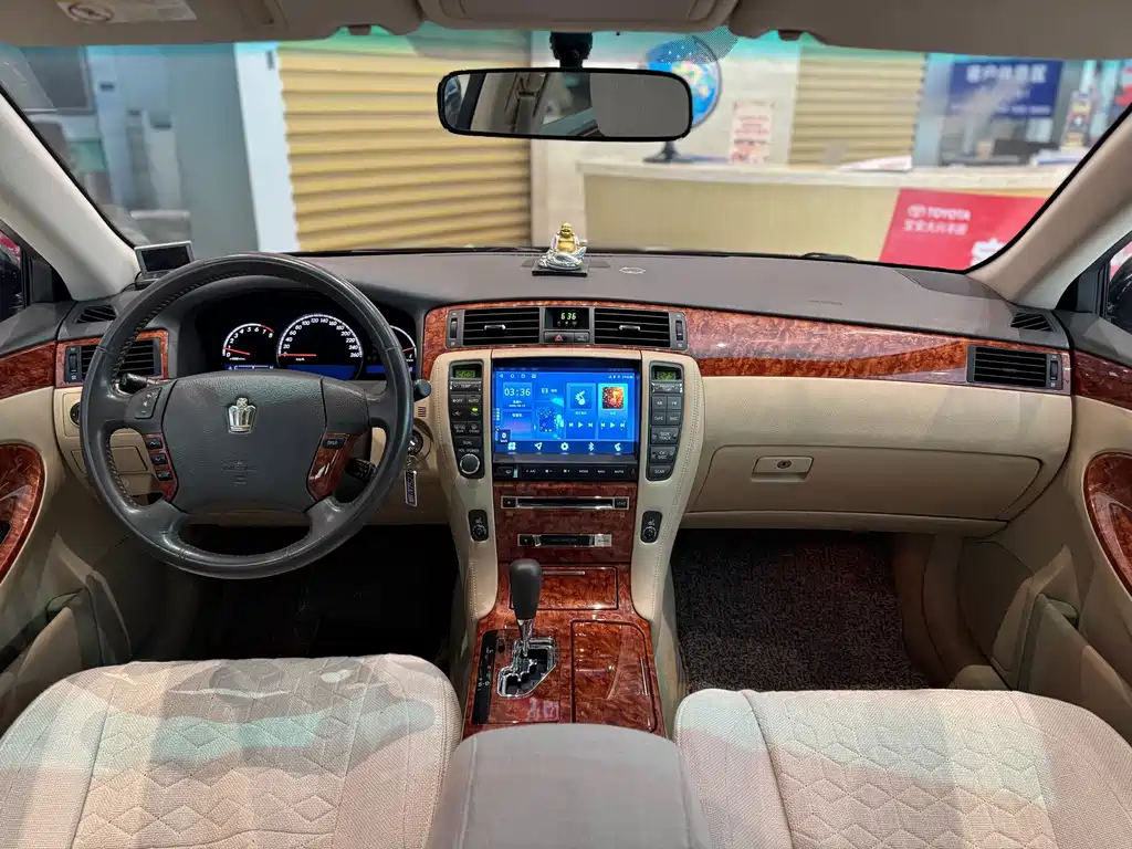 Toyota Crown — миниатюра 13