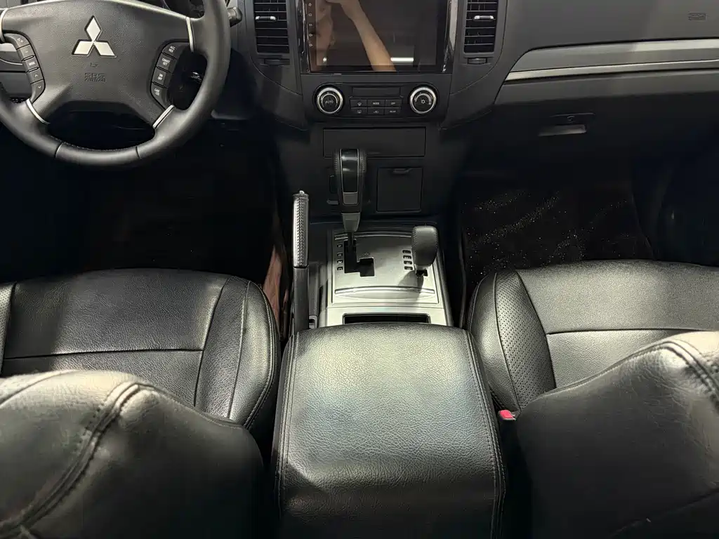 Mitsubishi Pajero (Import) — миниатюра 13