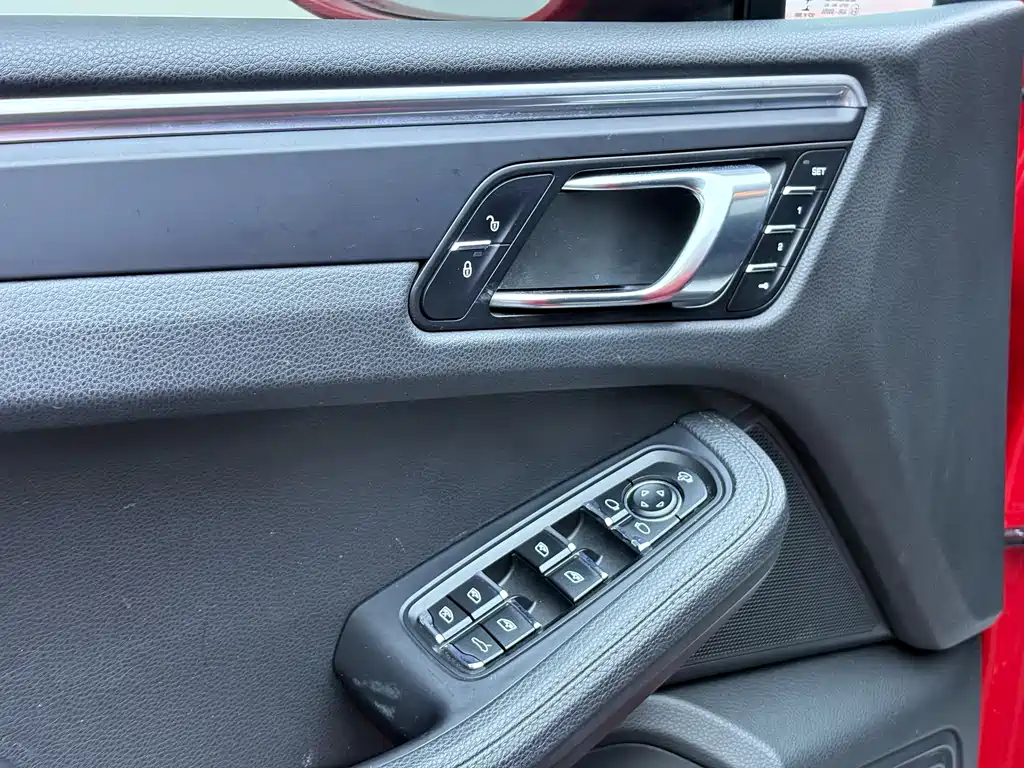 PORSCHE MACAN