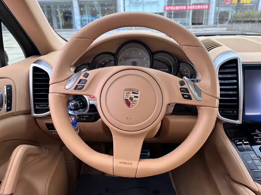 Porsche Cayenne — миниатюра 10