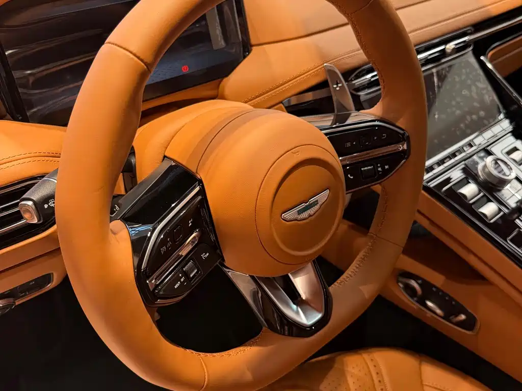 Aston Martin DB12 — миниатюра 6