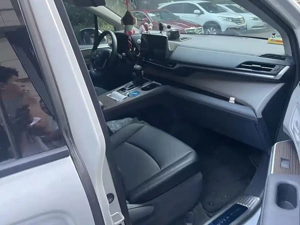Toyota Granvia — миниатюра 6