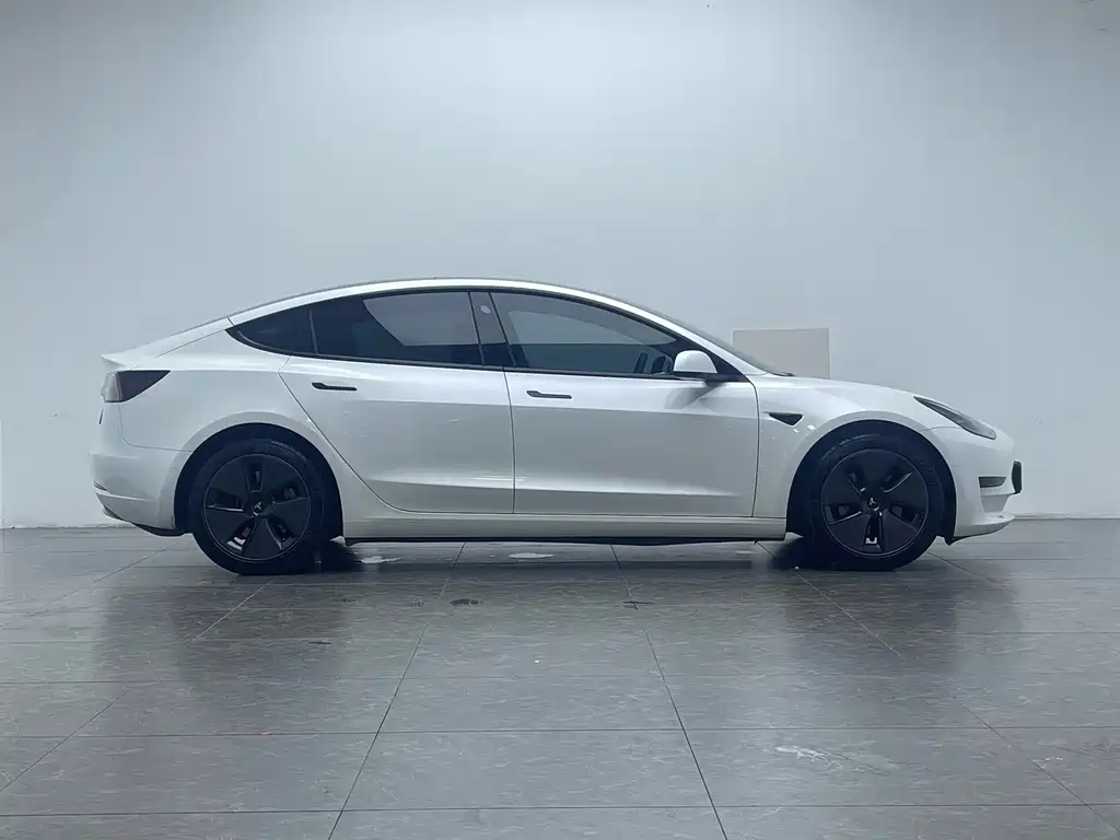 Tesla Model 3 — миниатюра 7
