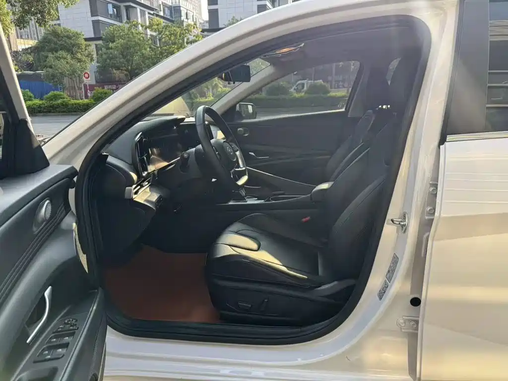 Hyundai Elantra — миниатюра 17