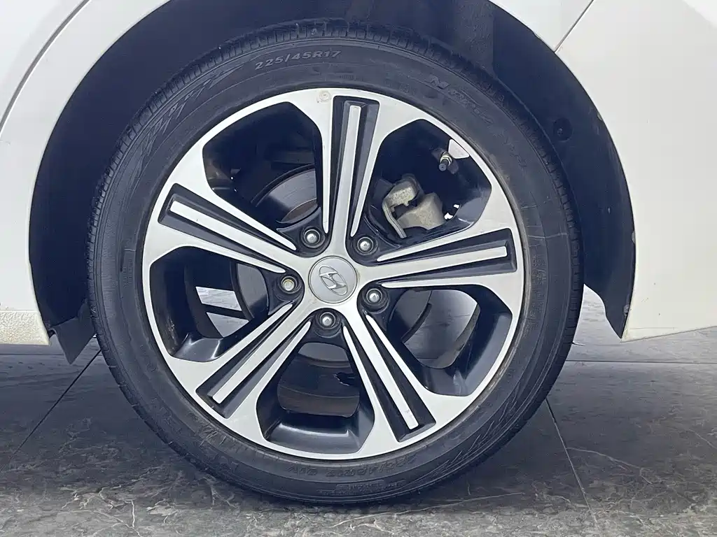 Hyundai Elantra — миниатюра 10