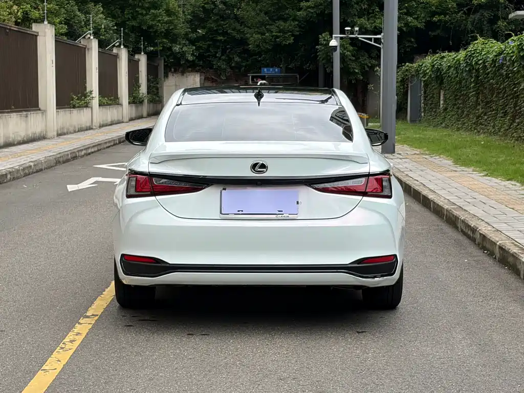 Lexus ES — миниатюра 8