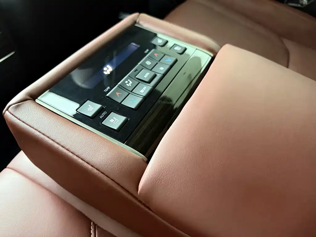 Lexus LX — миниатюра 20