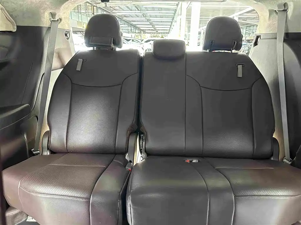 Toyota Sienna — миниатюра 18