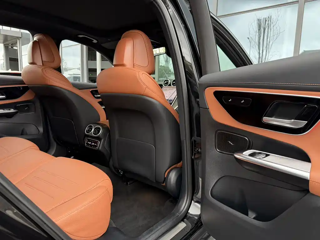 Mercedes-Benz GLC 2023 GLC 260 L 4MATIC 5 мест