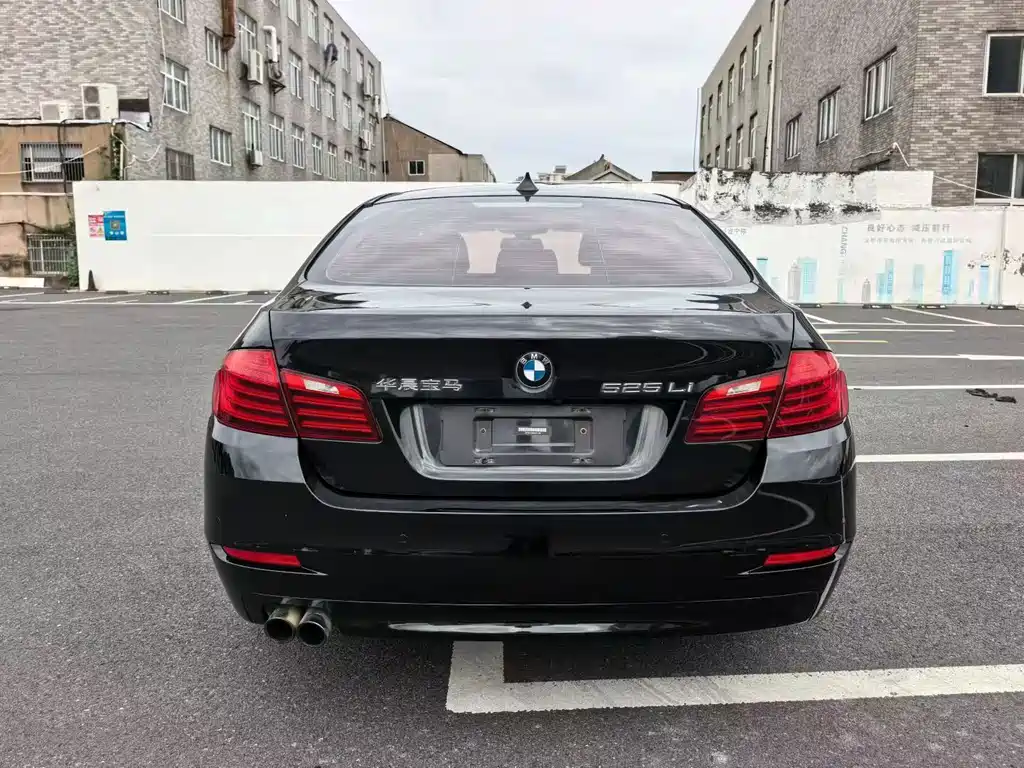 BMW 5 Series — миниатюра 7