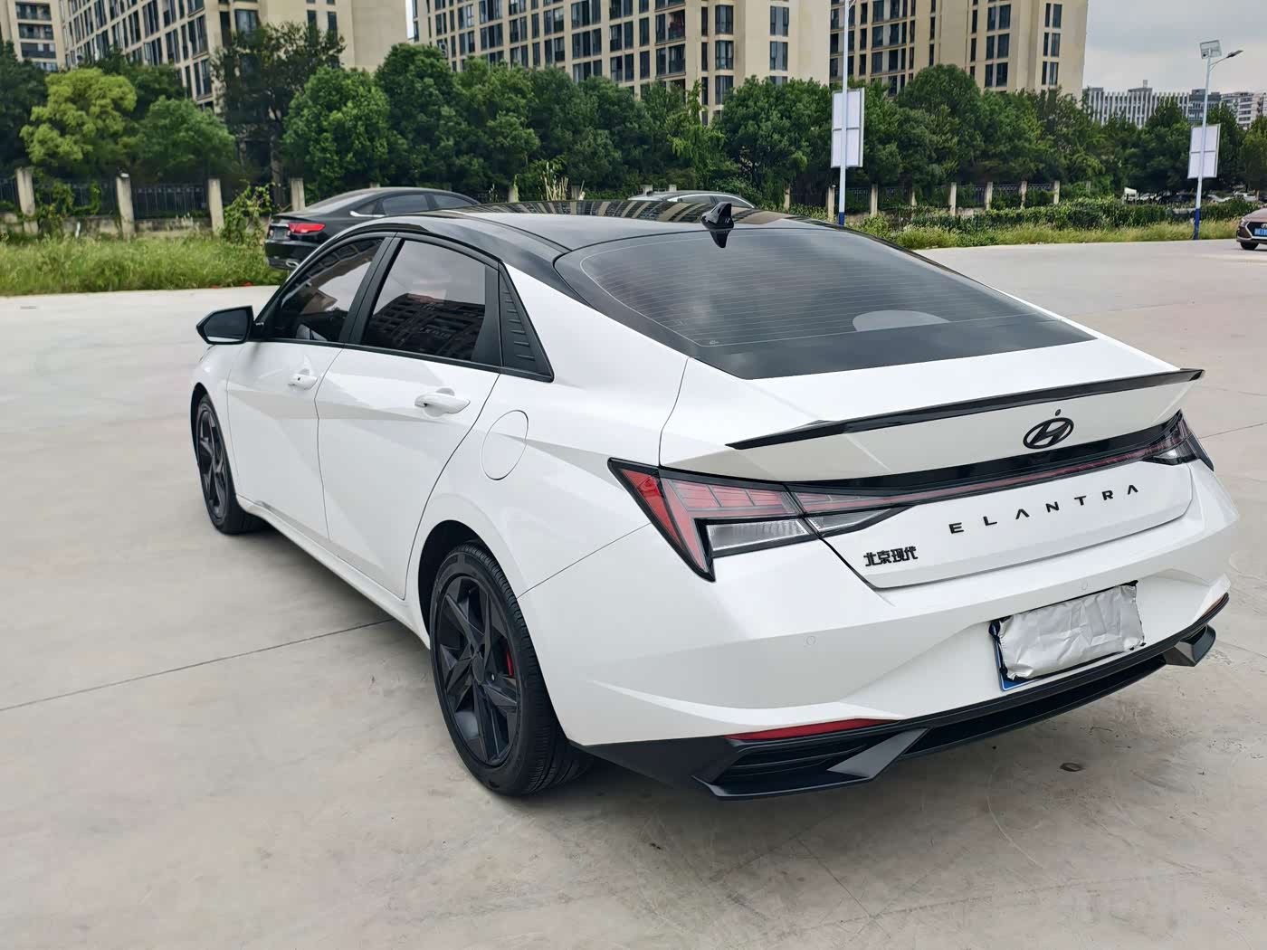 Hyundai Elantra 1.5 л 2023 г. Белый, пробег 35000 км