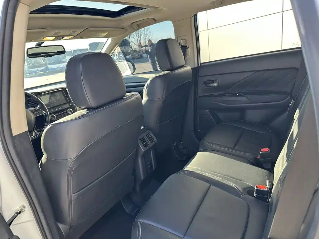 MITSUBISHI OUTLANDER