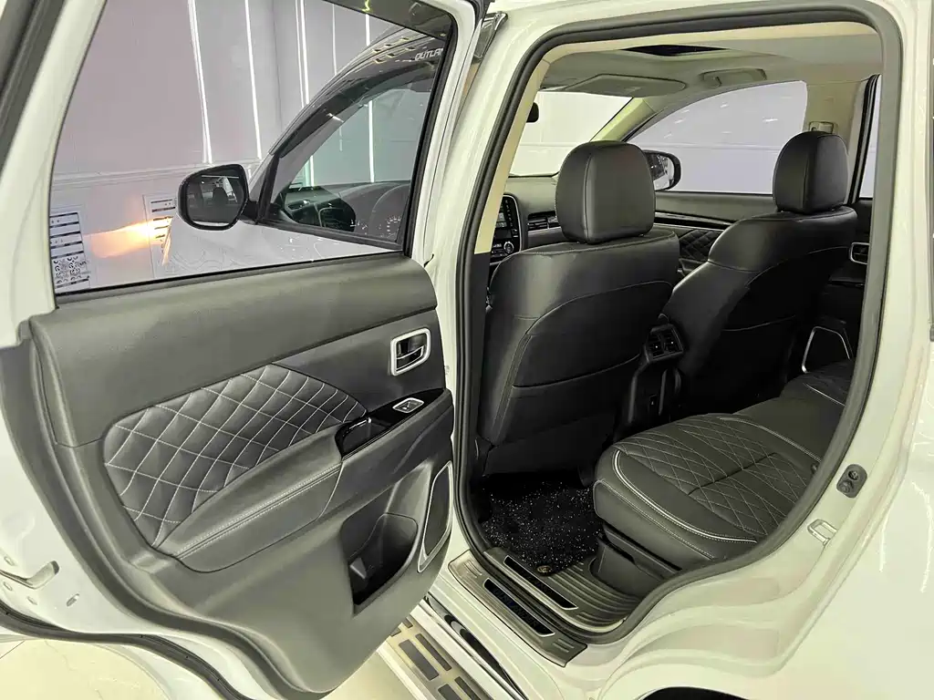 MITSUBISHI OUTLANDER