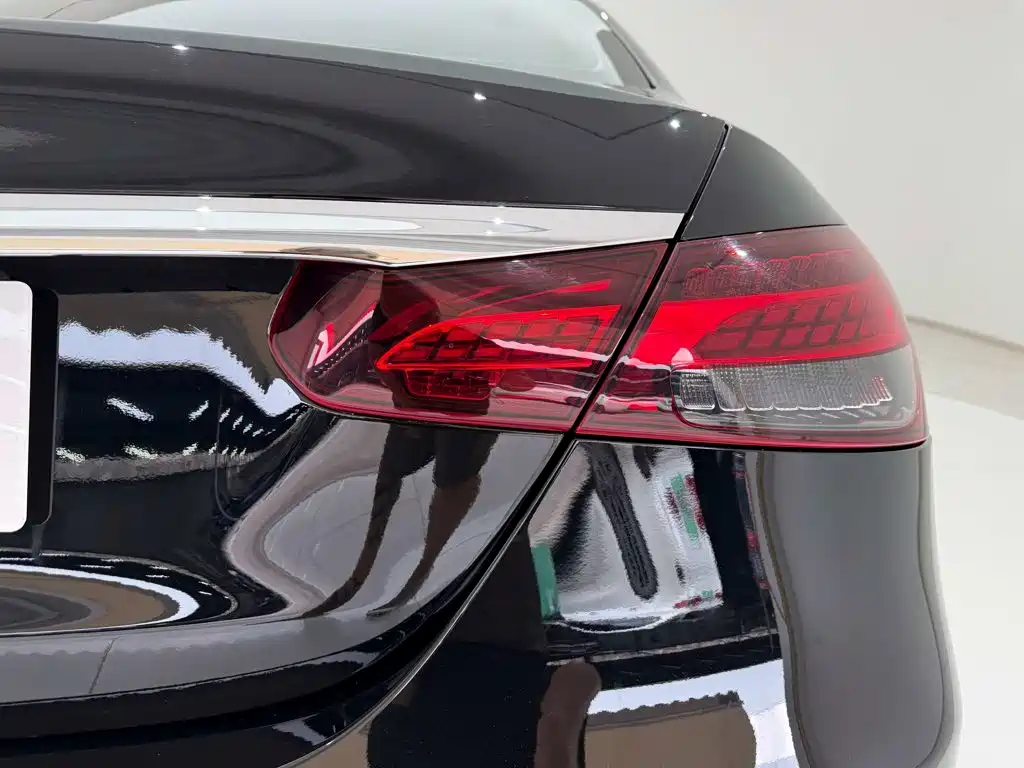 Mercedes-Benz E-Class — миниатюра 10