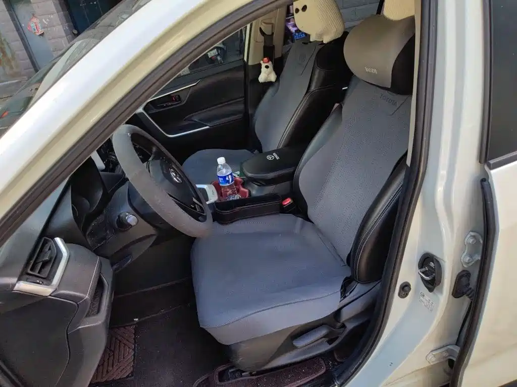 Toyota RAV4 — миниатюра 8