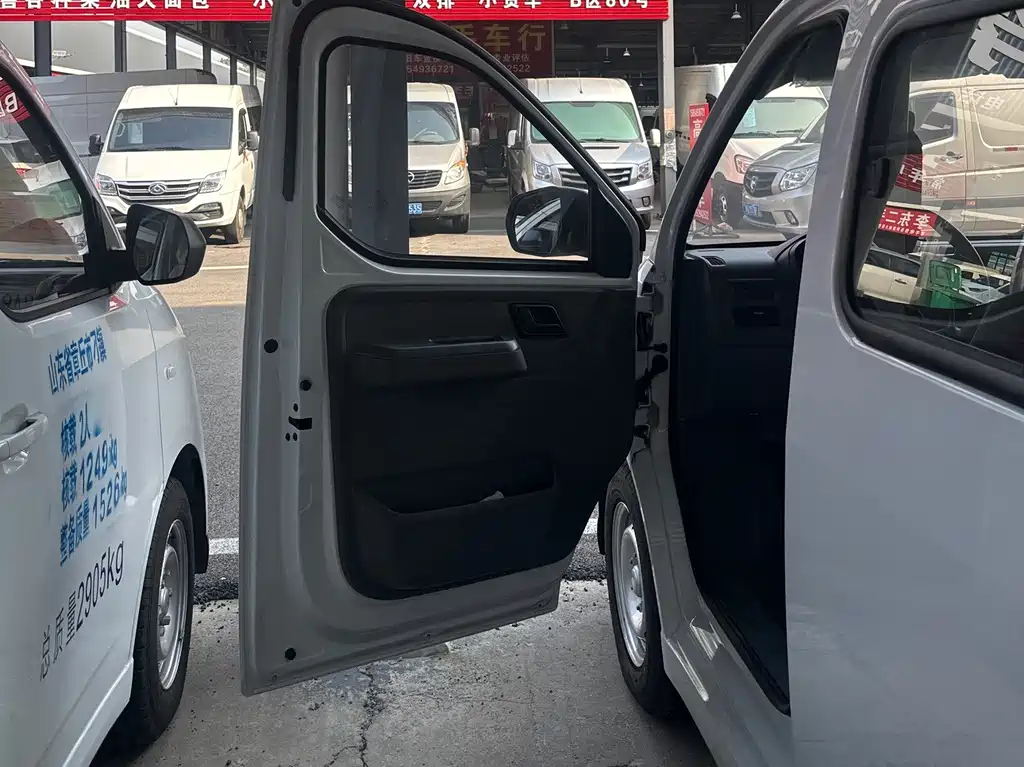 Wuling Yangguang — миниатюра 8