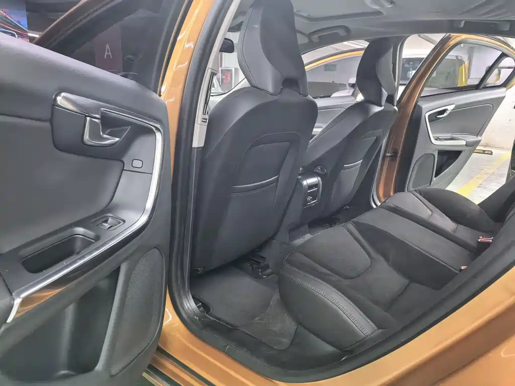 Volvo S60 (Import) — миниатюра 6