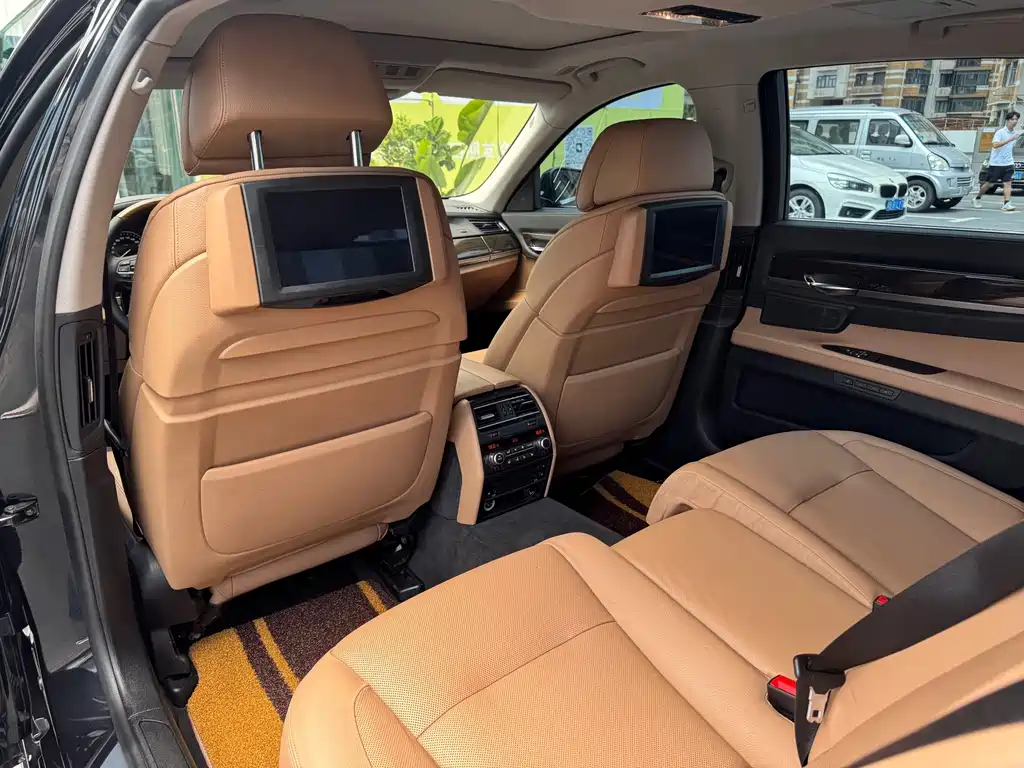 BMW 7 Series — миниатюра 10